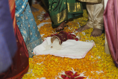 Griha Pravesh。第一次在吉祥的日期和时间进入房子。房子变暖仪式