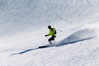 一个滑雪者高速地从山上下来