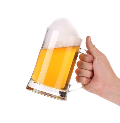 一大杯带泡沫的啤酒