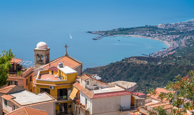 Castelmola的全景，一个古老的中世纪村庄坐落在陶尔米纳之上，在莫拉山的山顶。意大利西西里岛。