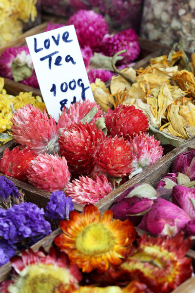爱茶与鲜花在集市上