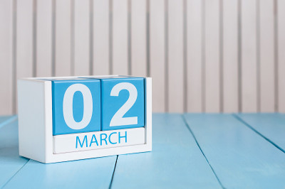 3月2日。图3月2日木制彩色日历上