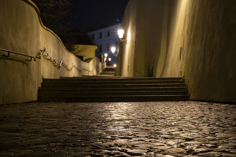 在夜晚点亮街灯和路灯