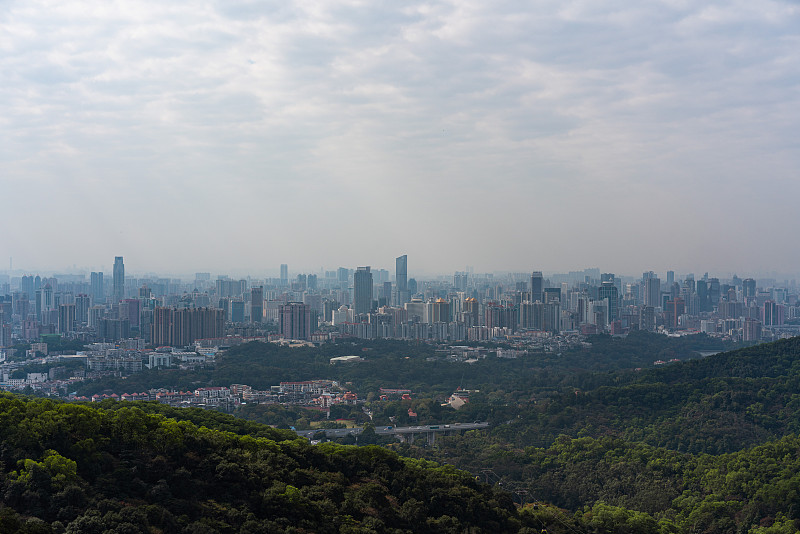 在白云山山顶拍摄广州市中心