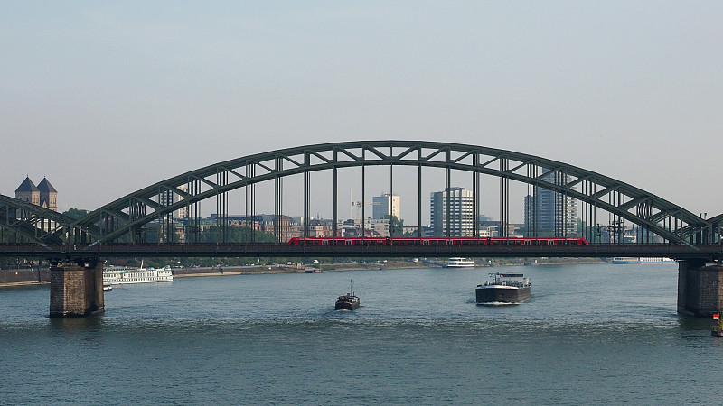 霍亨索伦桥(Hohenzollern Bridge)位于科莱茵河上