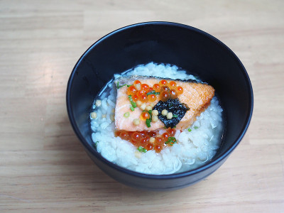 Ochazuke;一千年的传统日本料理用蒸米饭制成，加入盐腌鲑鱼、鱼卵和香菇木鱼海带汤或汤，并浇上海