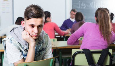 ï»学生们孤独地坐着