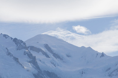 美丽的山。山顶上，月亮和鸟儿。Chamonix grand Montets的滑雪胜地，法国阿尔卑斯山