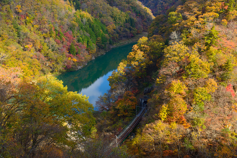 秋天的天龙河，在日本长野