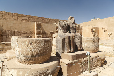 埃及卢克索的Medinet Habu神庙的柱子