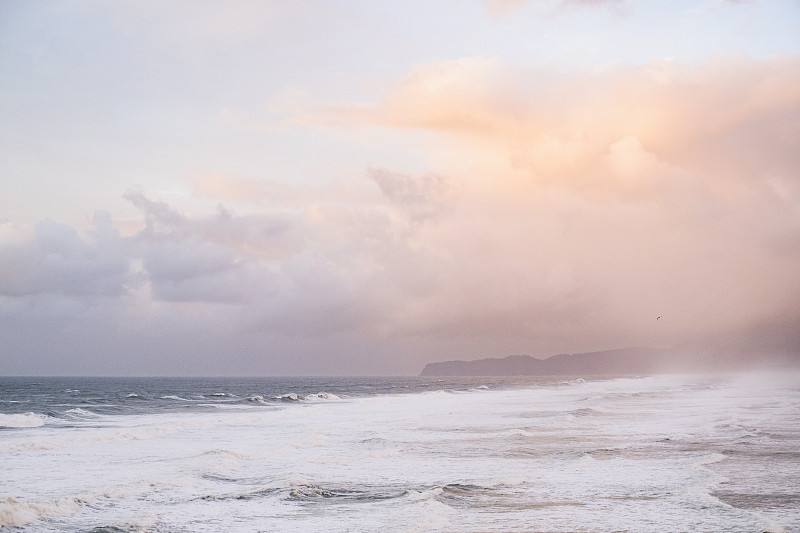 俄勒冈州海岸黄昏时的暴风雨海浪