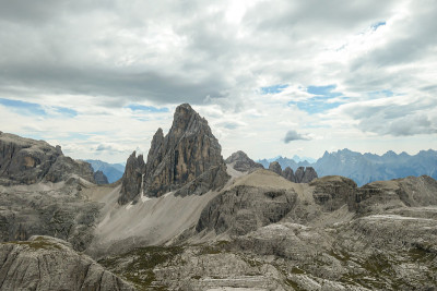 Oberbachernspitze -在意大利白云石的一个高和荒凉的山峰上的无尽的观点。