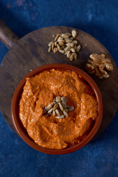 在一个棕色的陶碗里自制的muhammara