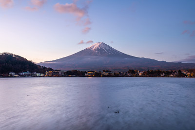 富士山鸟瞰图。日本的标志性山峰。富士山傍晚日落景观，川口町，山梨，日本。