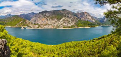 美丽的山湖全景。