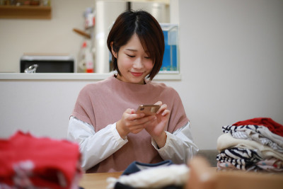 一个女人在打针织帽
