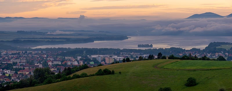 斯洛伐克米库拉斯Liptovsky Mikulas附近的全景图。城市全景，Liptovská马拉湖环