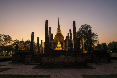 黄昏时分的萨斯寺古老的佛寺。素可泰历史公园，泰国