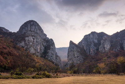 杰玛河峡谷的入口，四周是高耸的山峰