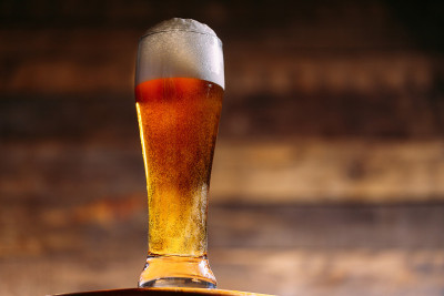 在庭院玻璃杯里的气泡啤酒