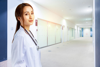 医院大厅里的年轻女医生。