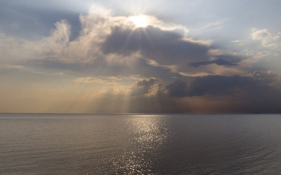 在立陶宛克莱佩达，在雷雨之前俯瞰波罗的海日落全景