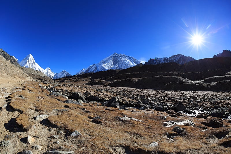 通往珠峰大本营的路上有美丽的山景