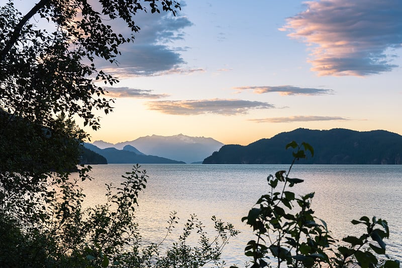 哈里森湖的日落在夏天，哈里森温泉，BC，加拿大