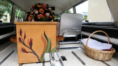 棺材在灵车或礼拜堂或墓地葬礼的特写镜头
