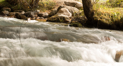 波涛汹涌的河水以山河为背景
