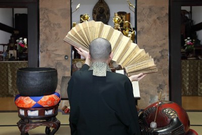 和尚在寺庙里祈祷