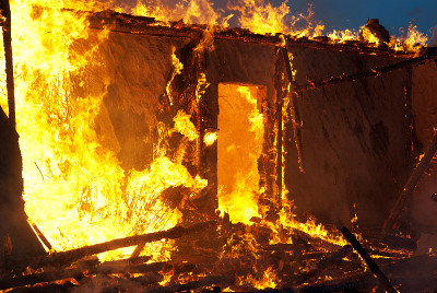 一间废弃的房子着火了