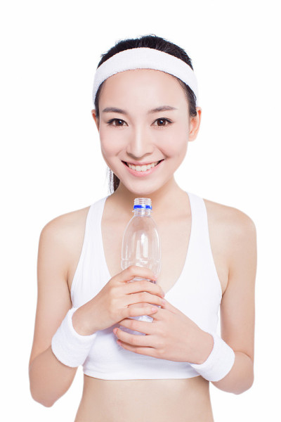 健康的亚洲女人，毛巾和水瓶