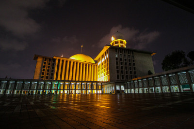 Istiqlal清真寺——雅加达的夜晚灯火通明