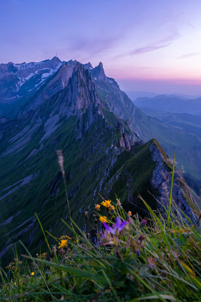 日落的山脉，Schaefler Altenalptuerme山山脊瑞士阿尔卑斯山脉阿尔卑斯阿彭策尔瑞