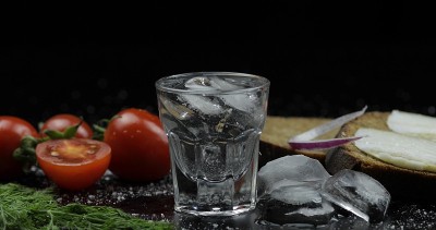 用小酒杯喝伏特加。表面与零食