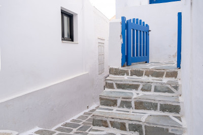 基克拉迪群岛,希腊。Ios, Nios island, Chora。白色建筑，石砌楼梯，蓝色大门敞开