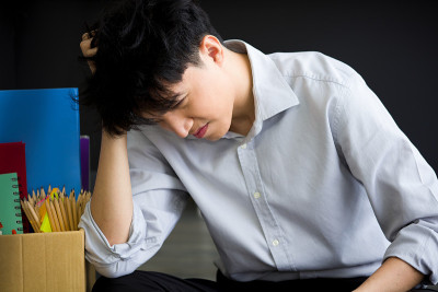 男员工压力很大，因为他被解雇了。