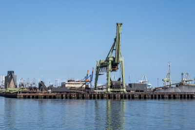 鹿特丹港Maasvlakte上装有大型工业起重机的煤炭码头，用于处理煤炭运输