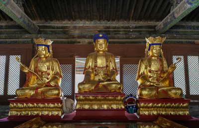 历史悠久的华严寺金佛造像