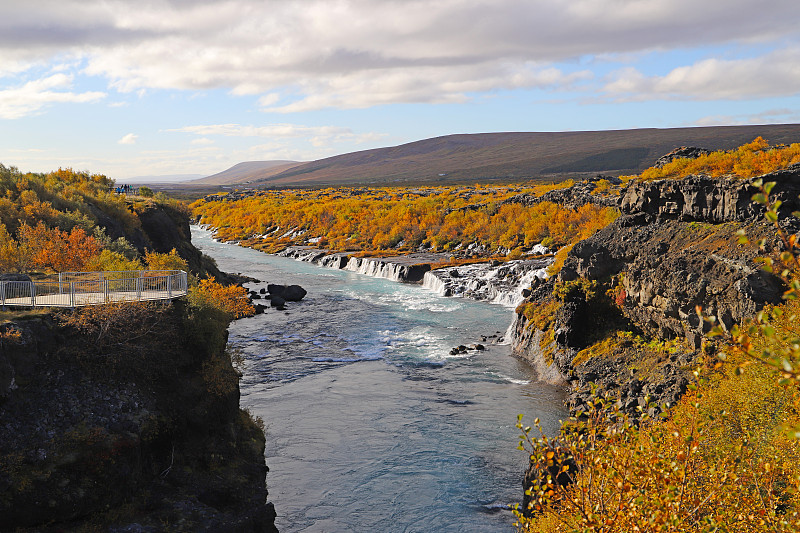 从这里可以俯瞰Hraunfossar, Barnafoss和Hvita河。