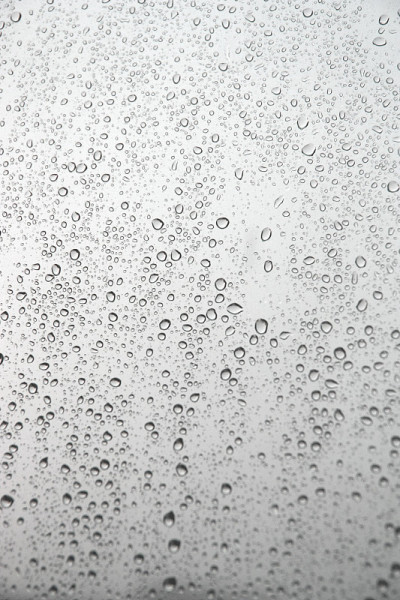 雨滴落在窗户上