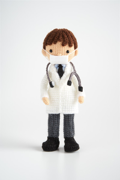 手工编织的玩具。可爱的小Amigurumi娃娃。医疗和生活