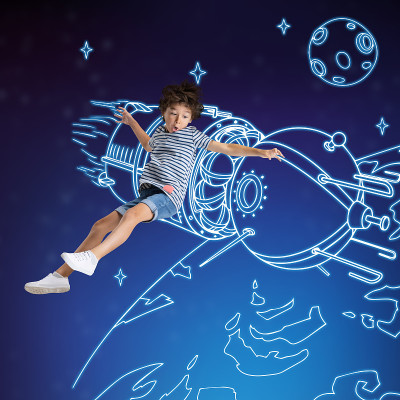 小男孩乘坐绘制的宇宙飞船在外太空飞行的创意作品。想法、灵感、想象。拼贴画