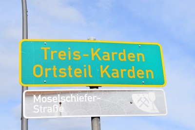 特雷斯-卡登村的标志和旅游路线