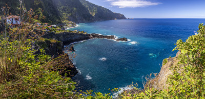 夏天葡萄牙马德拉岛上的波尔图莫尼兹村