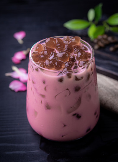 玫瑰奶茶与泡沫(木薯球)在木材背景