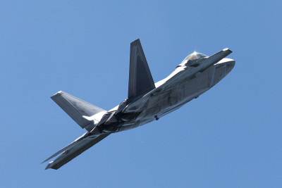 F-22猛禽对着灯光