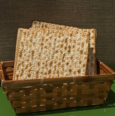 柳条篮子里的Matzot在黑暗的背景下。Pesach-Jewish复活节。在逾越节的筵席。