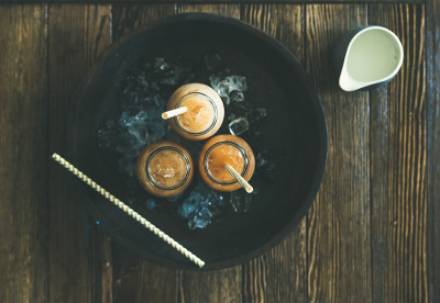 泰式冰茶加牛奶，俯视图，拷贝空间